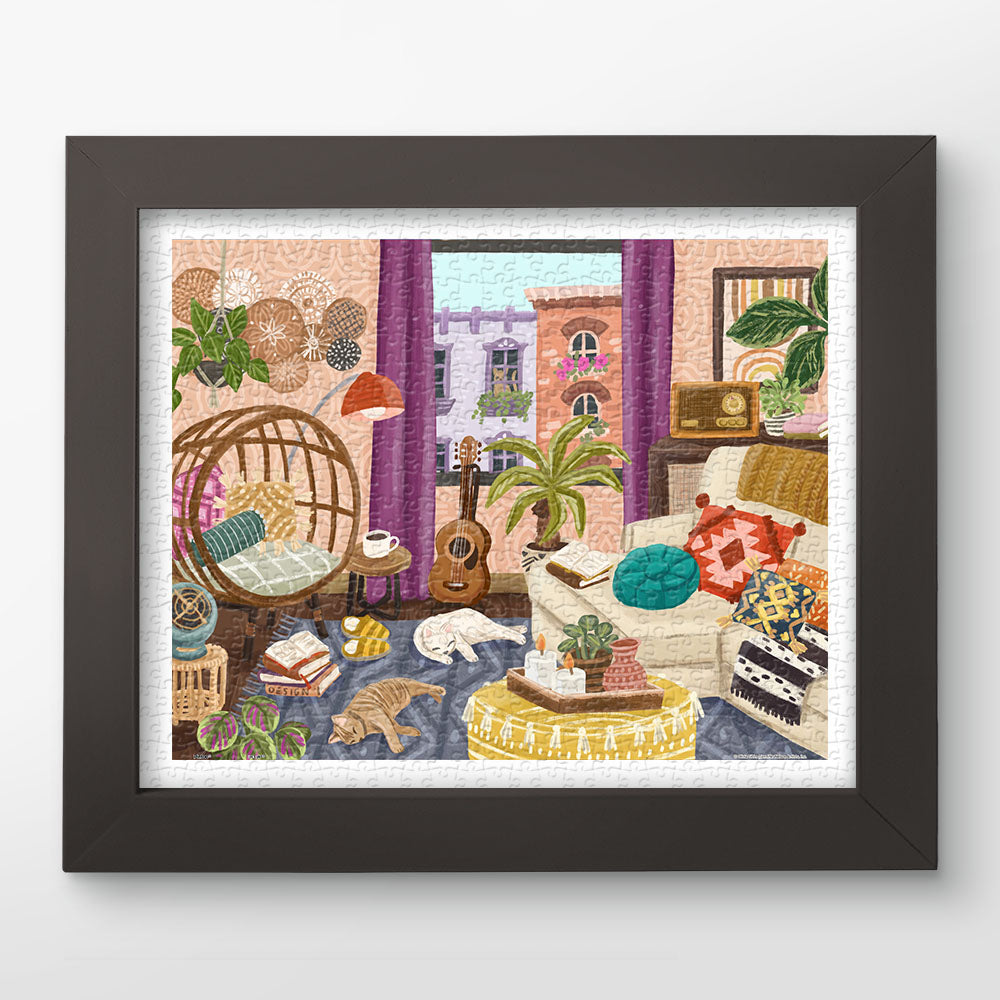 PieceRelax-Showpiece puzzle-500 piece. Step into comfort with our 500 piece "Boho Interior" puzzle. Featuring a serene living space with a guitar, plants, and cats, this puzzle is a delight. With PieceRelax, you’ll always get there, enjoying every relaxing piece.