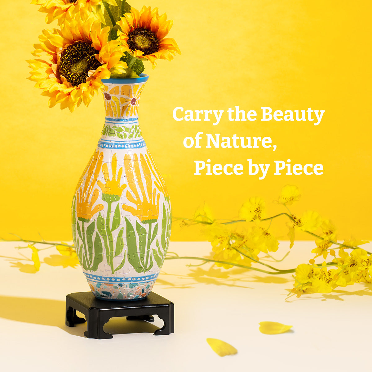 PieceRelax | Puzzle Vase - Embrace the warmth of summer! This puzzle vase showcases a lively floral design bursting with summer energy. A unique home decor piece that captures the joy of the season, because with PieceRelax, you’ll always get there.